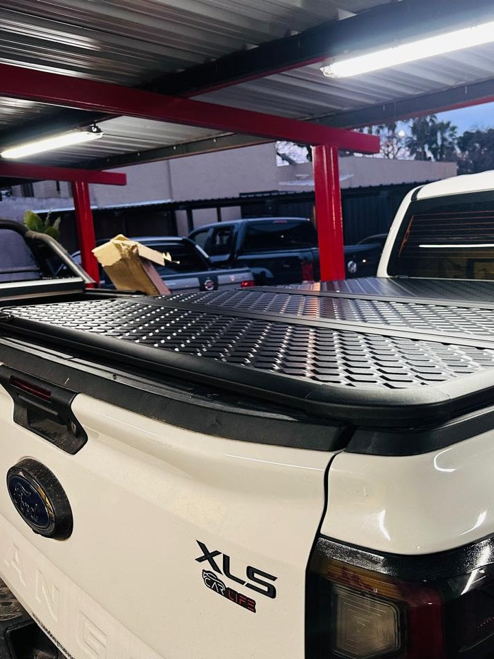 Tapa rígida plegable instalada en Ford Ranger XLS