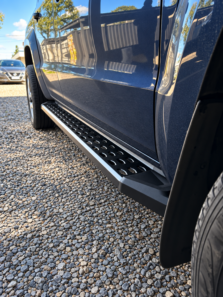 Estribos de aluminio instalados en pickup (foto de referencia)