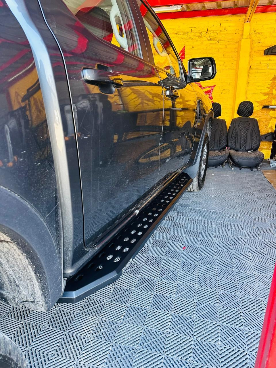 Estribos negros instalados en pickup (foto de referencia)