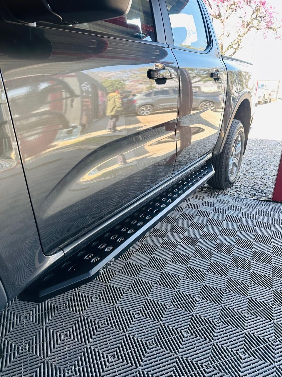 Estribos negros instalados en pickup (foto de referencia)