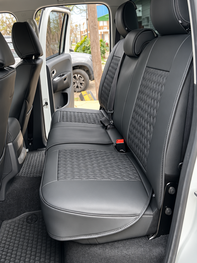 Fundas Coversax con rombos instaladas - asiento trasero (foto de referencia)