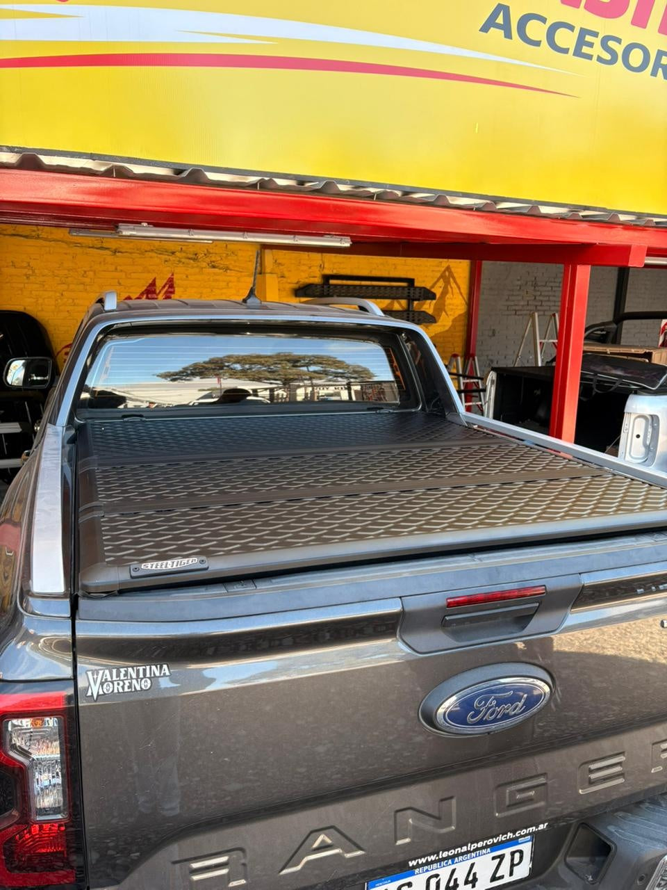 Tapa rígida plegable instalada en Ford Ranger 2023+