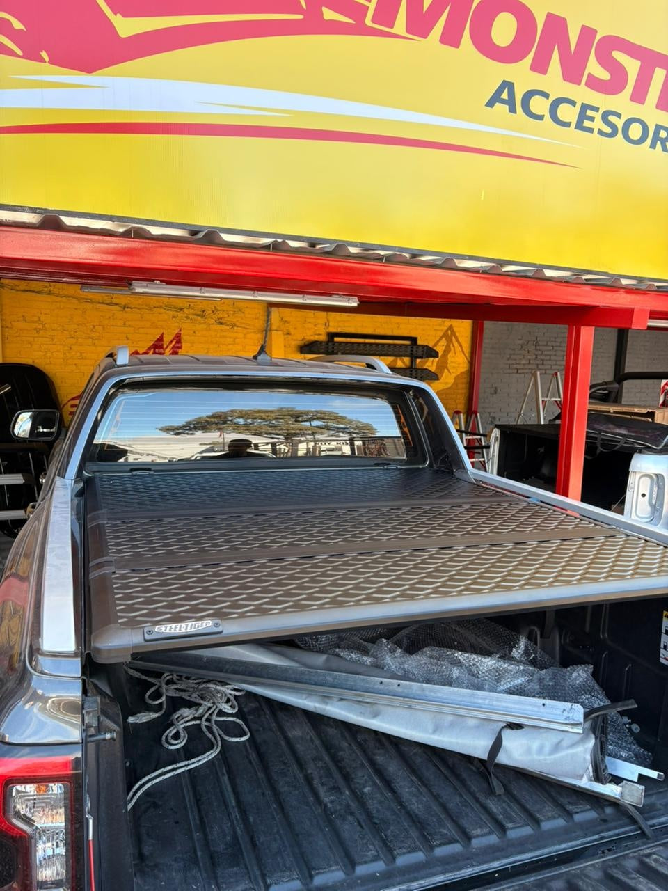 Tapa rígida plegable abierta (foto de referencia)