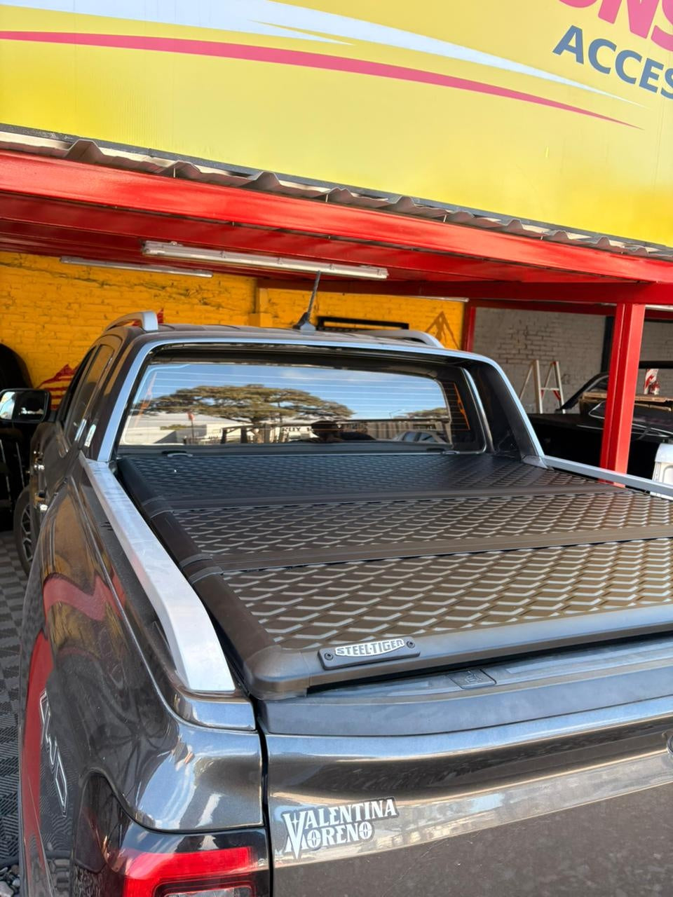 Tapa rígida plegable instalada en Ford Ranger 2023+ - vista lateral