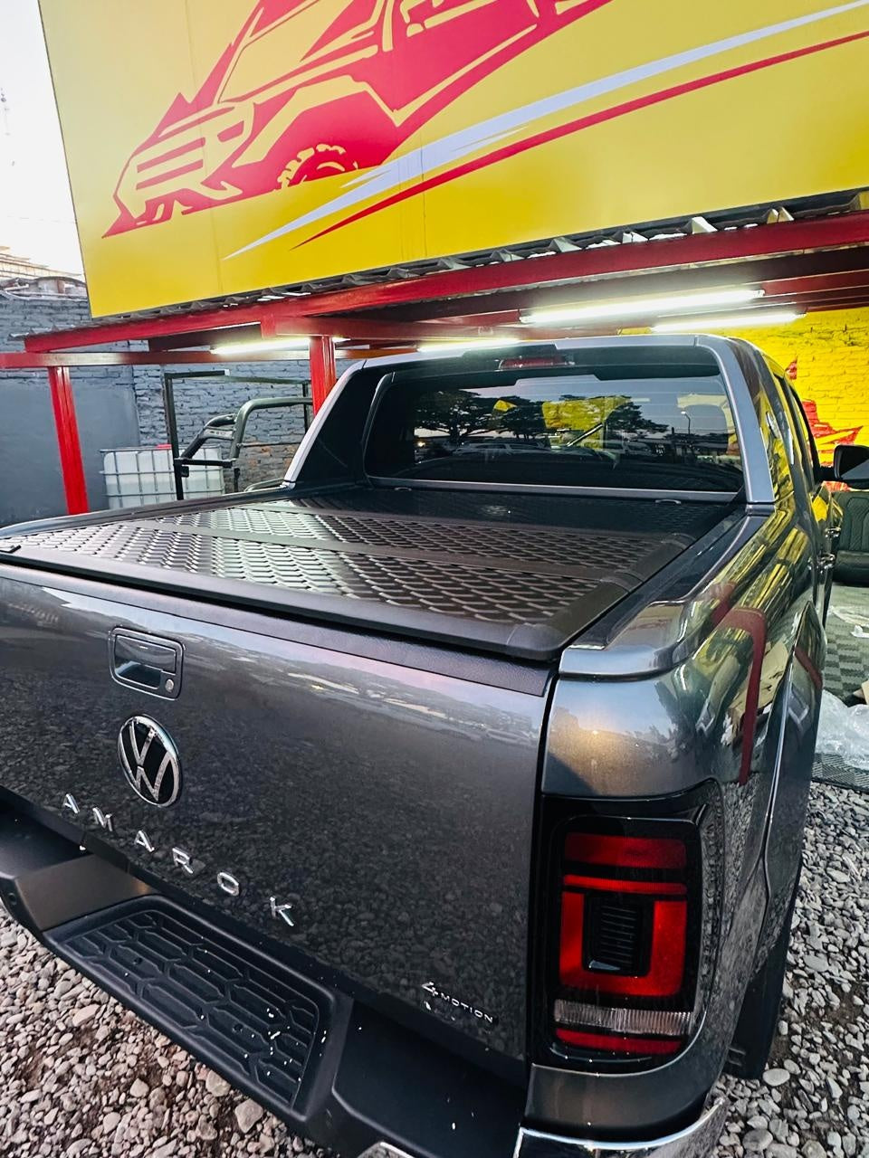 Tapa rígida plegable instalada en VW Amarok